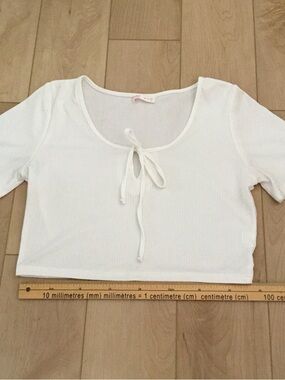 ROMWE White Tie-Front Ribbed Crop Top
